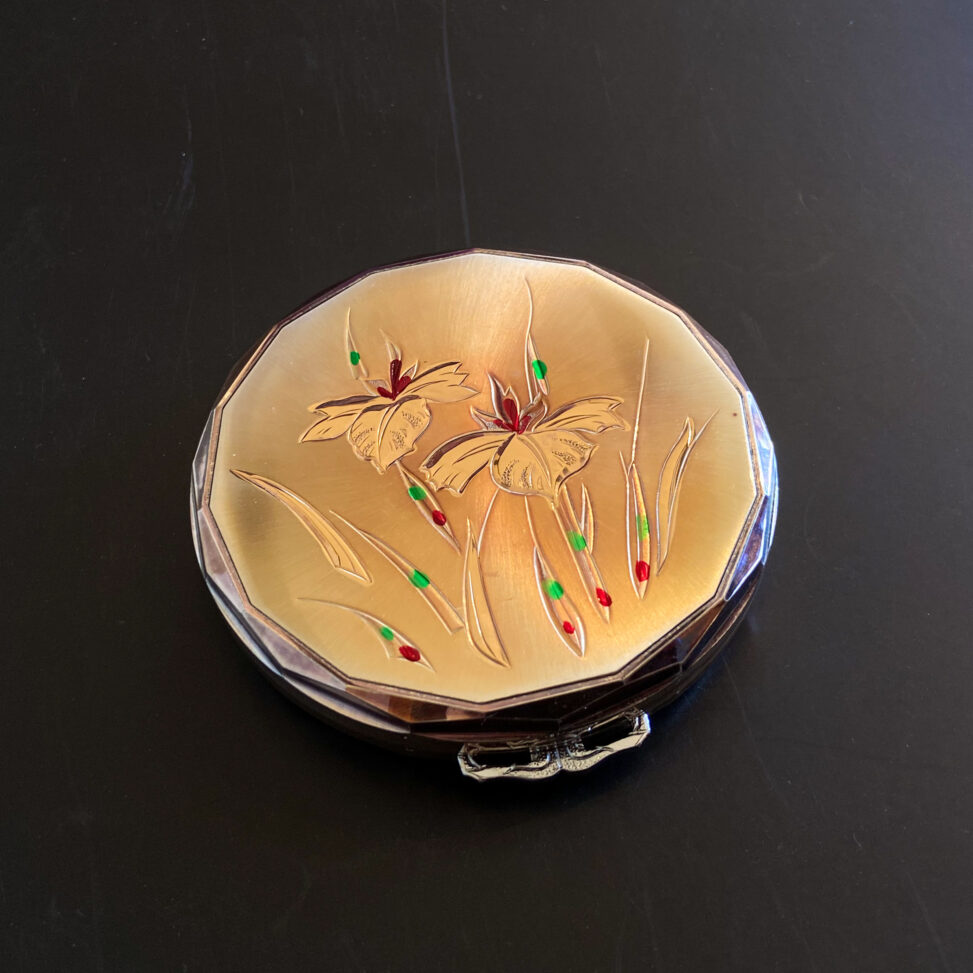 Vintage Japanese zogan compact by Queen, Showa era (1950s–1960s), black surface with gold floral inlay.