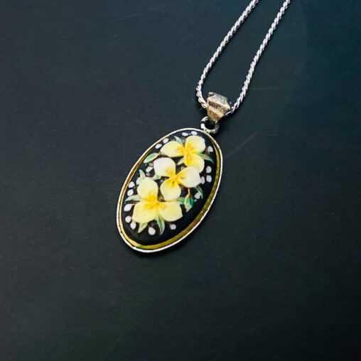 Toshikane porcelain necklace with yellow blossoms (Showa era)