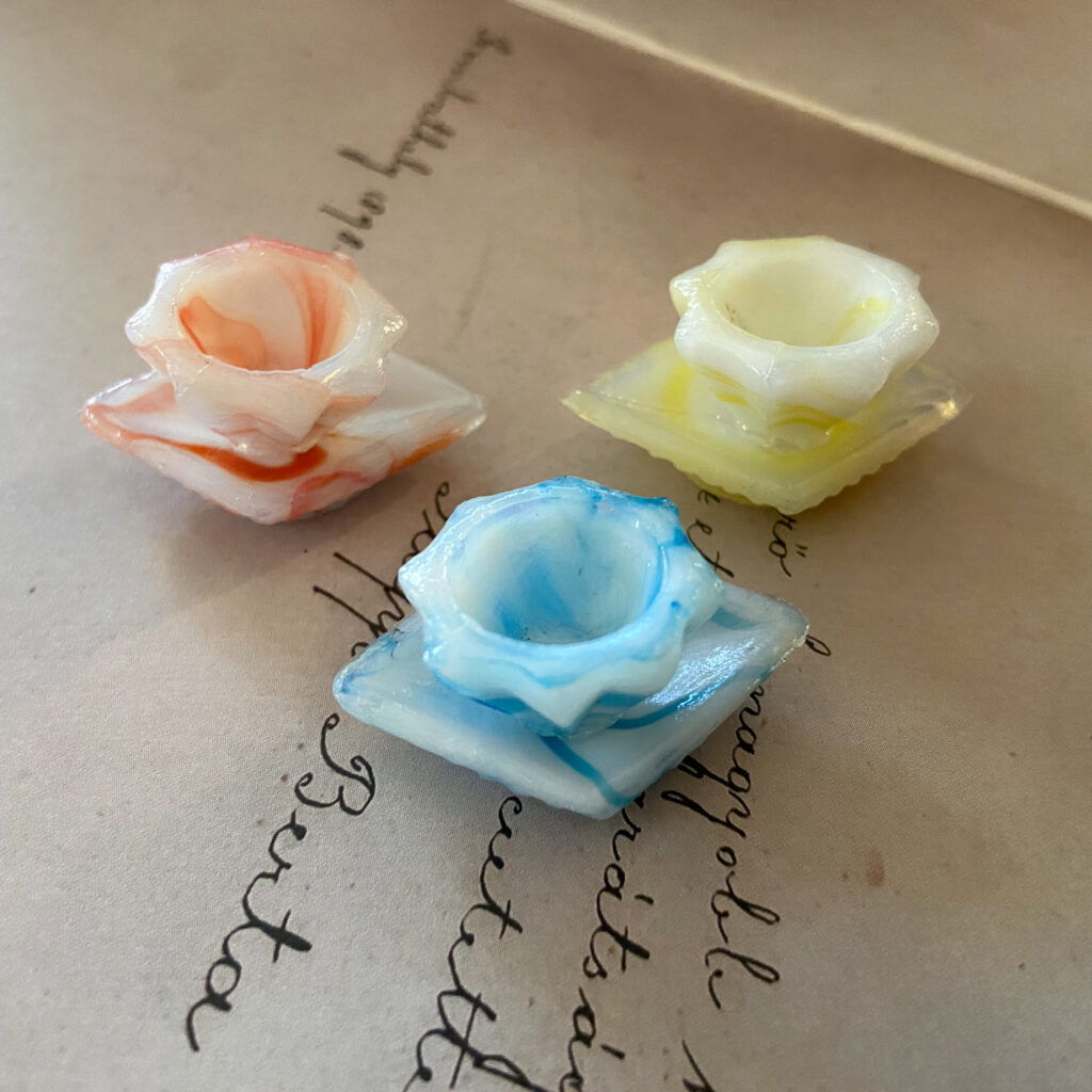 乳白色の小さなペロペロガラスが3点並べられいる