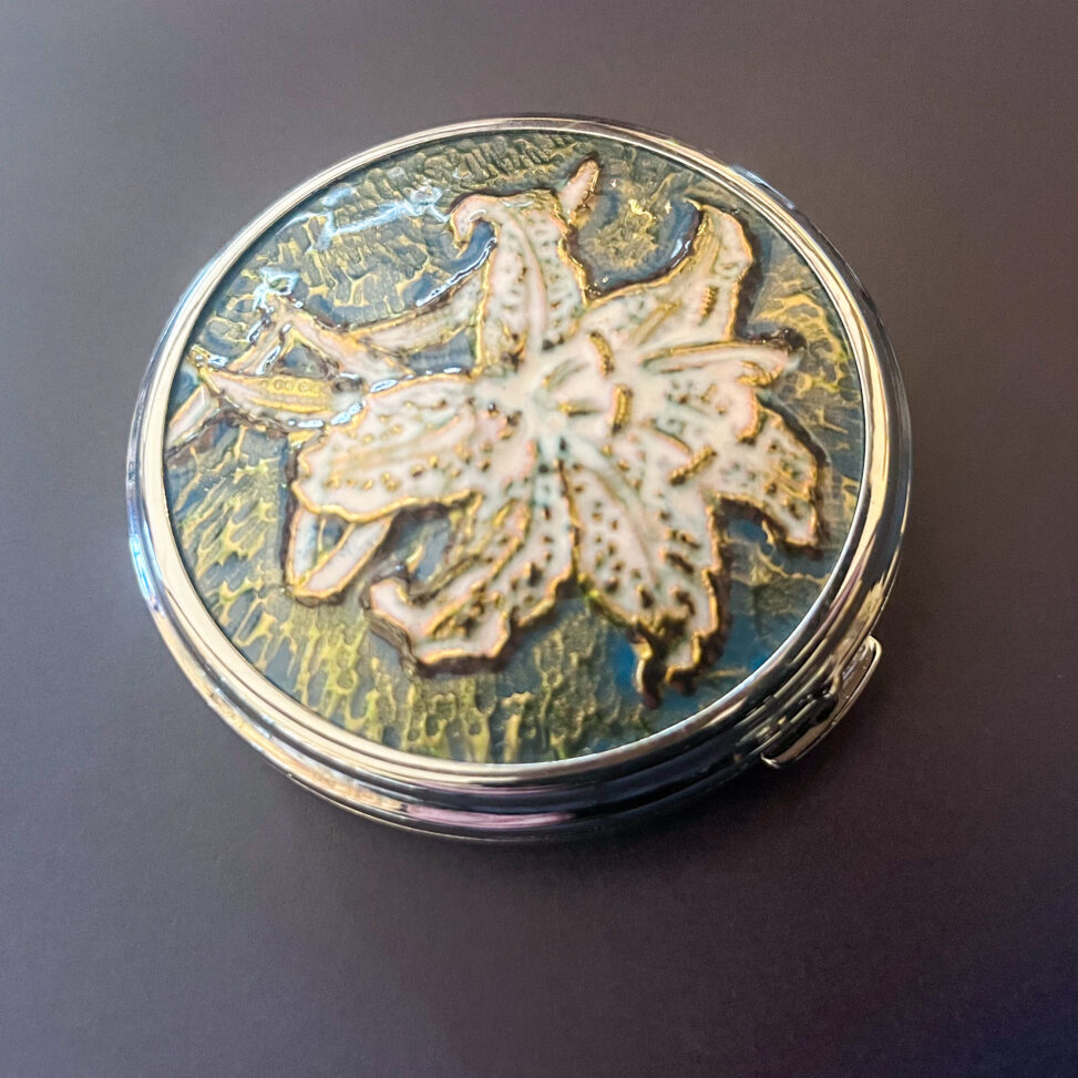 クローバー商標入り七宝百合文コンパクト。青緑の地に金線で縁取られた百合が浮き上がる昭和中期の作品。