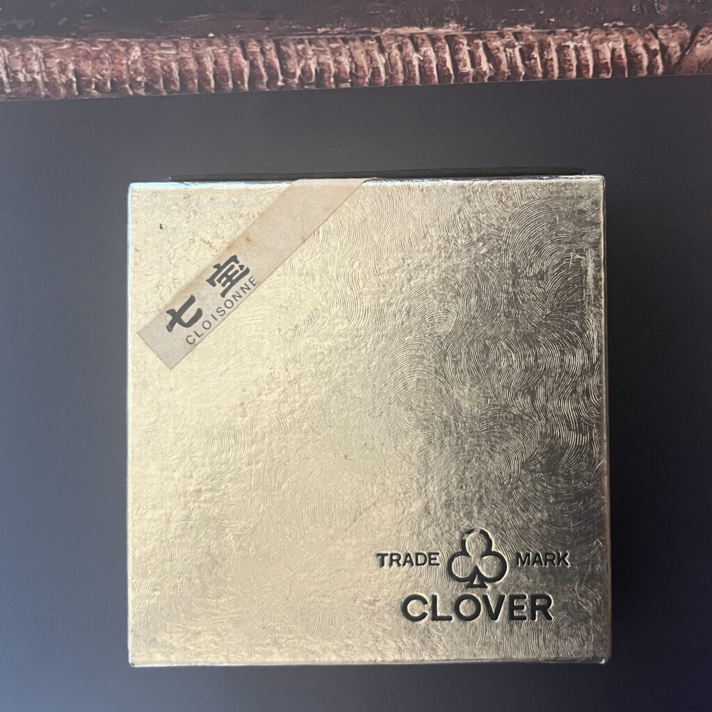七宝と記されたCLOVER商標の外箱