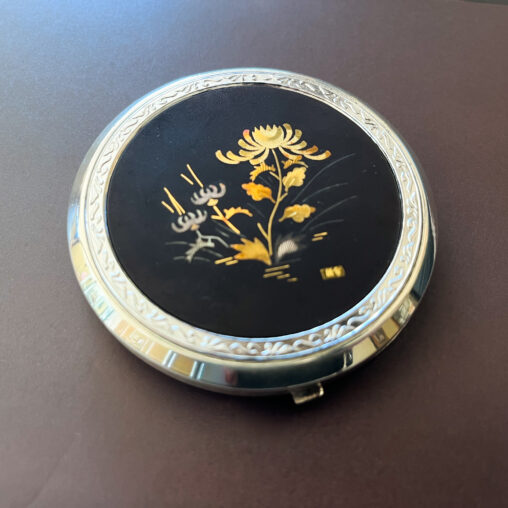 加賀象嵌の純金菊文様が施された黒鉄地のコンパクト