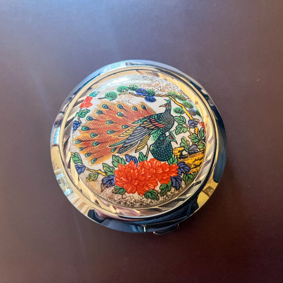 九谷焼の孔雀と牡丹が描かれた陶板コンパクト