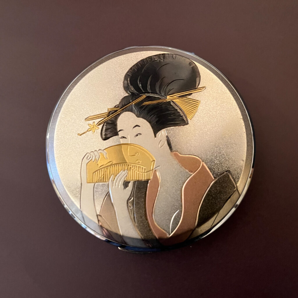 彫金技法で制作された美人画モチーフの昭和期コンパクト